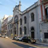 ... per imboccare via Cardassi, ritrovandoci cos� davanti al suggestivo prospetto grigio che contraddistingue la chiesa